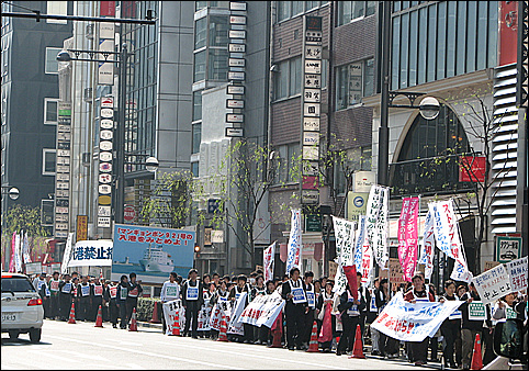 긴자 교차로를 지나고 있는 시위대열. 